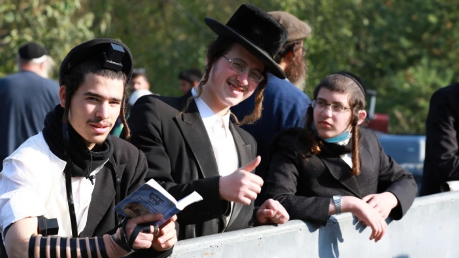 Более тысячи хасидов осаждают украинскую границу: молятся и танцуют