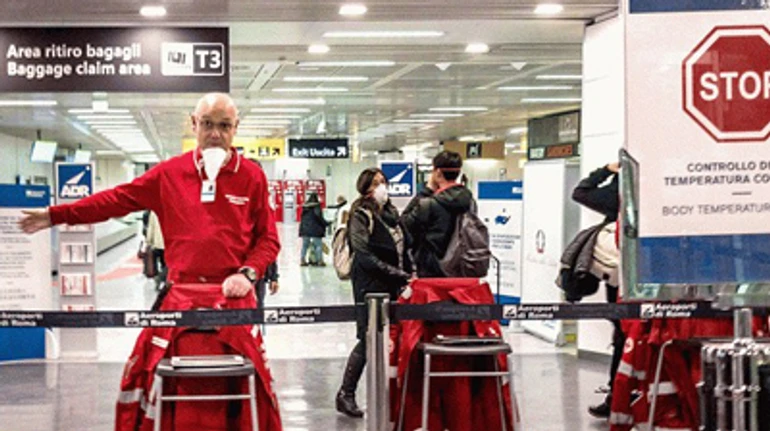 Між безвізом та коронавірусом: як зупинятимуть туристів після відкриття авіарейсів до ЄС