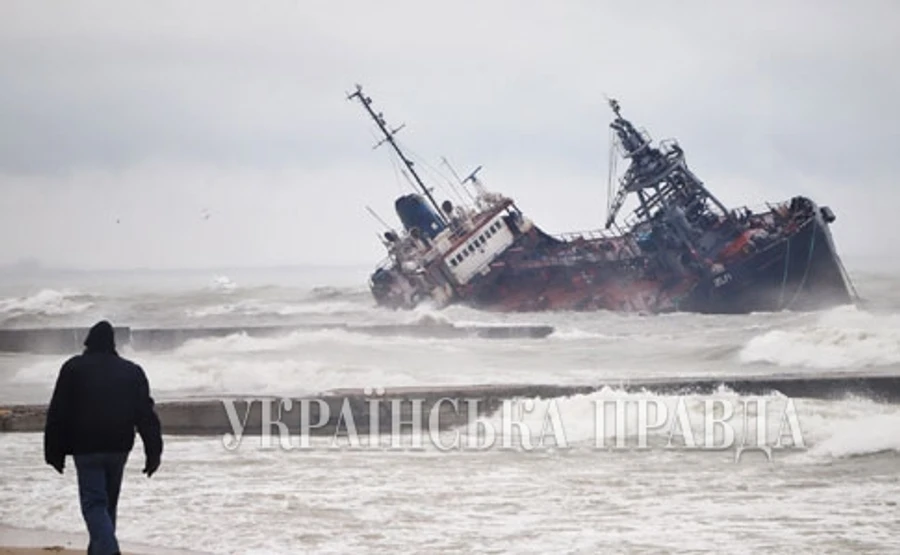 Под Одессой танкер выбросило на мель, владелец не разрешает экипажу эвакуироваться