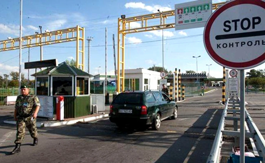 Russia Closes Crimean Border Checkpoint