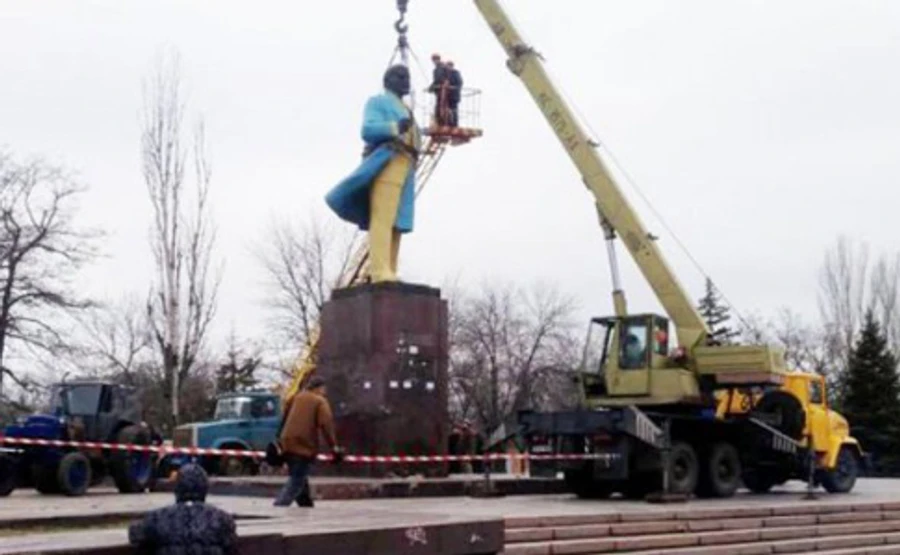 Порошенко: Имена палачей - вон с карты Украины, должны завершить декоммунизацию