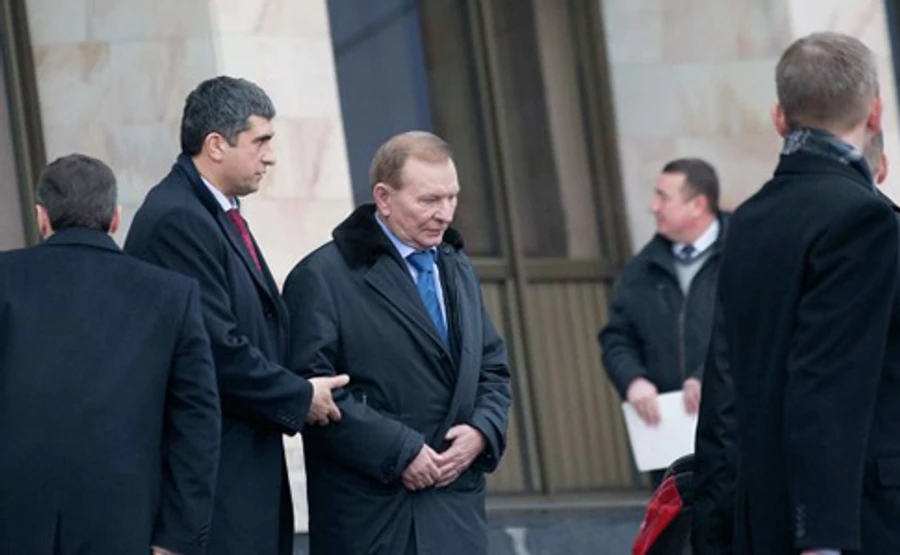 У Мінську підписали 2 акти: про заборону навчань і про розмінування