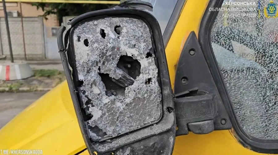 Вранці російські дрони вдарили по авто й маршрутці у Херсоні: є загибла і 9 поранених