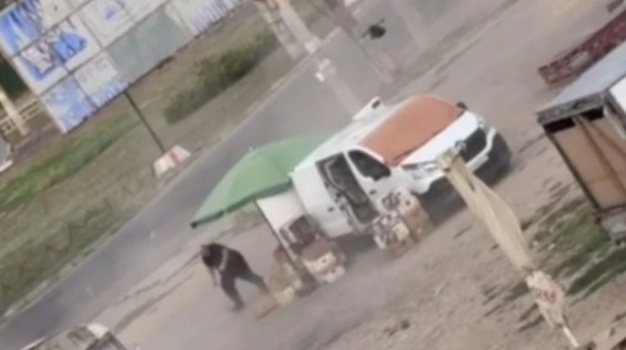 Russian drone hunts and attacks man at farmers market in Kherson – video