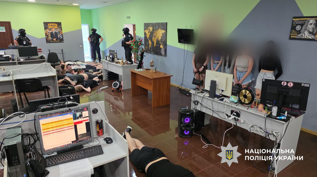 Вилучили золоті злитки та 2 млн доларів: в Україні ліквідували майже сотню шахрайських call-центрів
