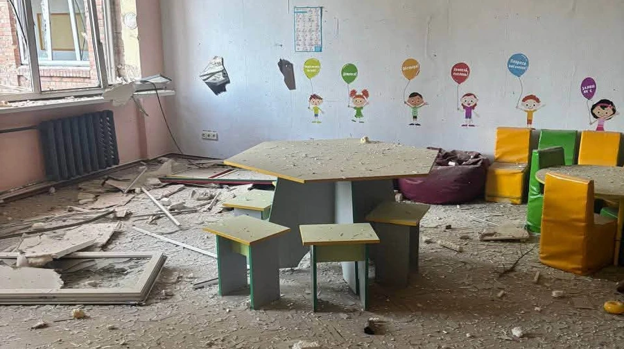 Debris from downed assets lands in courtyard between residential buildings in Kyiv, two educational institutions damaged – photos