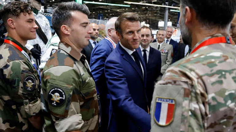 Франція веде війська у коаліцію рішучих. Як Макрон опановує нову роль у допомозі Україні