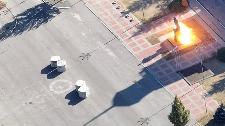 В Новой Каховке подожгли памятник Ленину, который установили россияне – СМИ