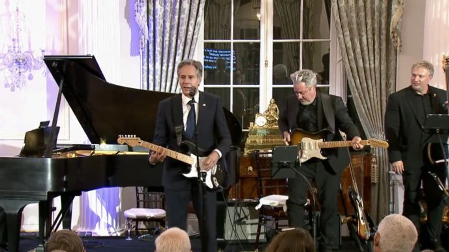 Блинкен сыграл на гитаре и спел блюз ради музыкальной дипломатии
