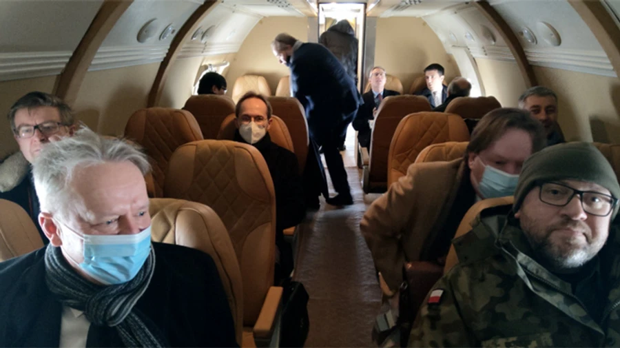 Посли ЄС вилетіли в Маріуполь відзначати з Зеленським День єднання