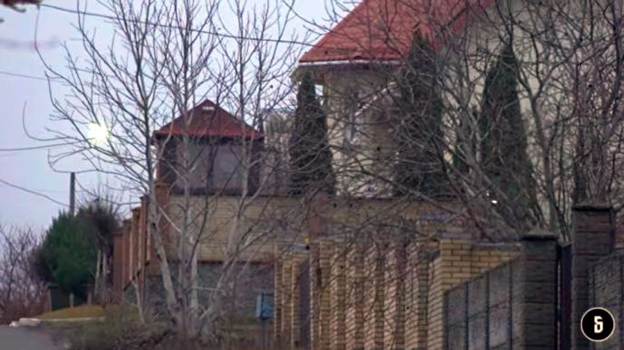 Гогілашвілі живе в маєтку організатора конвертцентрів і ділить його з керівником ГУР – ЗМІ