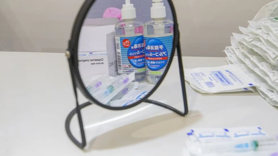 Количество украинцев, получивших первую дозу COVID-вакцины, приближается к 7 млн