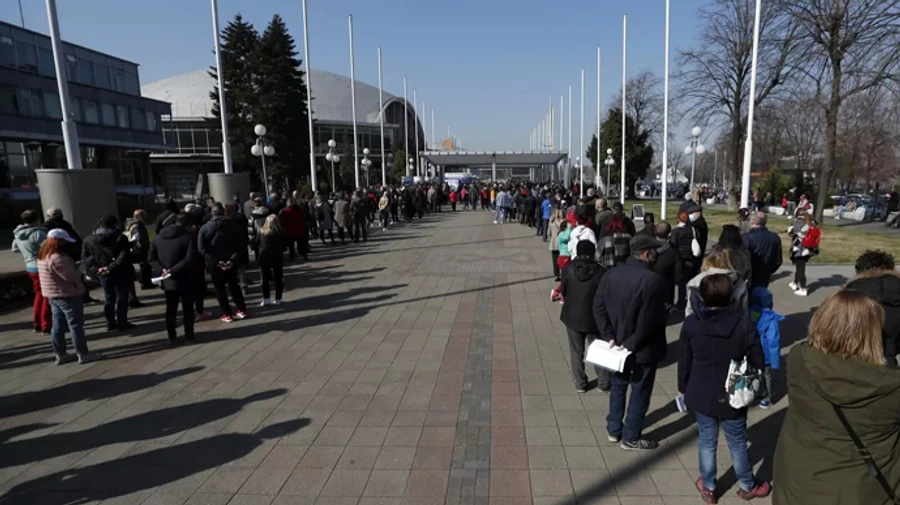 У Сербії величезні черги з іноземців, які приїхали на вакцинацію