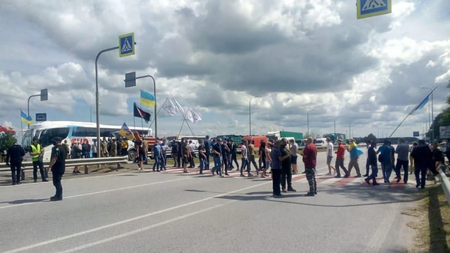 Протестувальники перекрили трасу Київ - Чоп