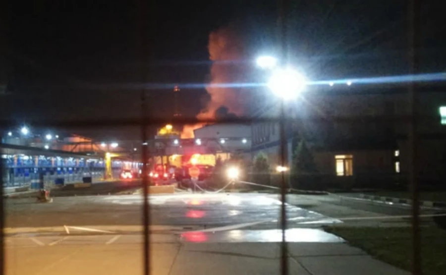 Під Одесою горить маслопереробний завод, вогонь швидко поширюється