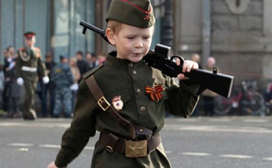 На параді в Луганську маршували діти, а комуністи з РФ водили іноземців – ОБСЄ