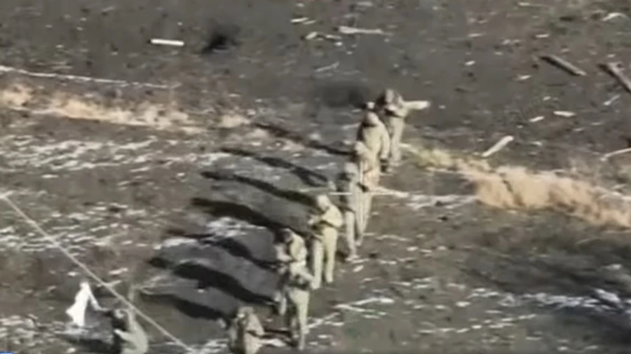 9 росіян здалися в полон дрону з гучномовцем українських десантників