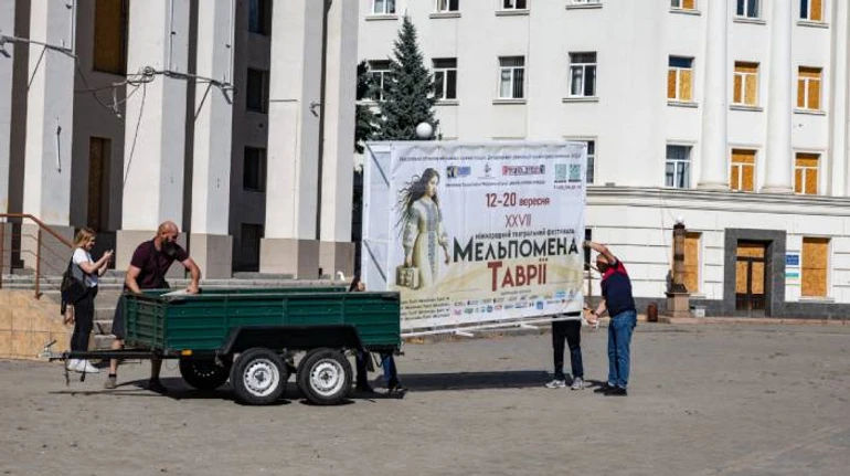 Ми робимо це заради херсонців. Олександр Книга розповідає про театральний фестиваль Мельпомена Таврії у прифронтовому місті