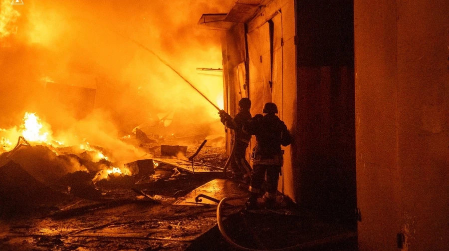 Четверо рятувальників постраждали під час ліквідації наслідків атаки РФ у Хмельницькому