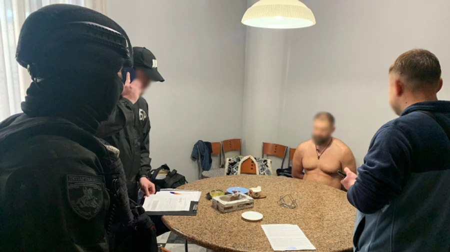 Сбывали наркотики в прифронтовых районах: в Днепре разоблачили мощный синдикат