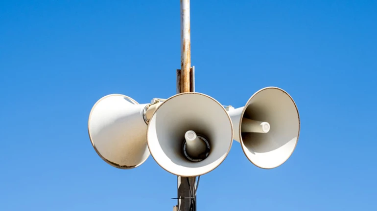 В десяти городах России по радио объявили воздушную тревогу: в МЧС РФ заявили о взломе