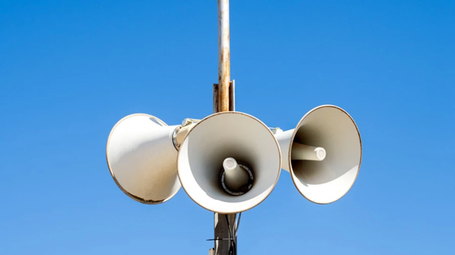 В десяти городах России по радио объявили воздушную тревогу: в МЧС РФ заявили о взломе