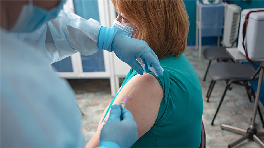 Бустерную дозу могут вводить через 9 месяцев после второй прививки – Ляшко