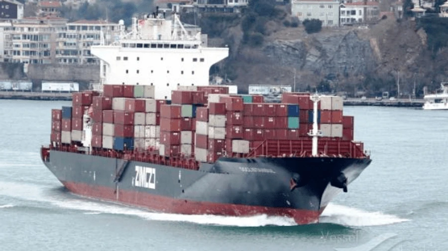 Біля узбережжя Канади загорілося судно з хімікатами 