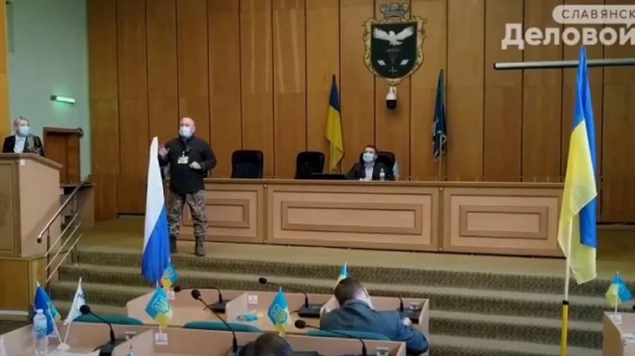 На сессию горсовета Славянска принесли флаг России