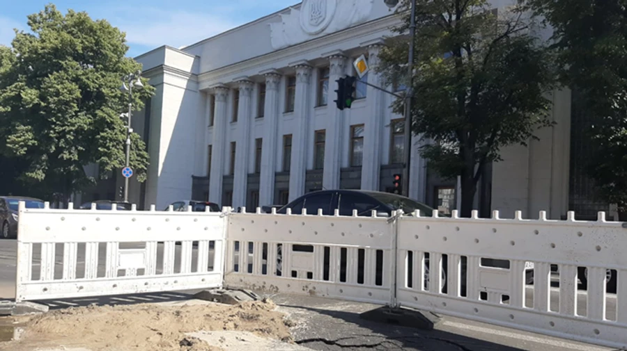 Біля Ради провалився асфальт