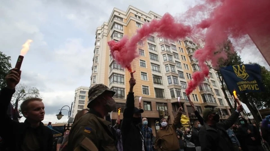Паркан біля будинку Зеленського обклеїли плакатами, палили фаєри