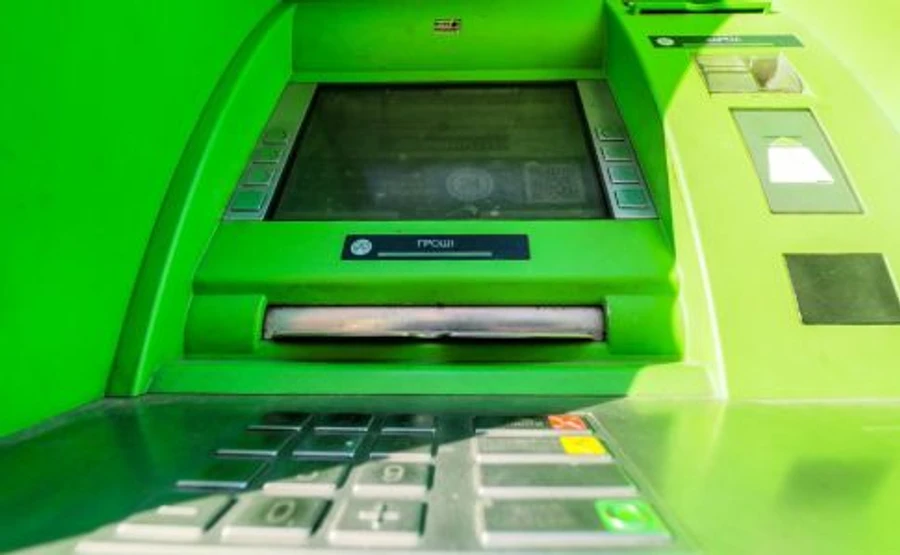 Наштамповал карточек и снял в Приватбанк 600 тысяч – мошенника задержали