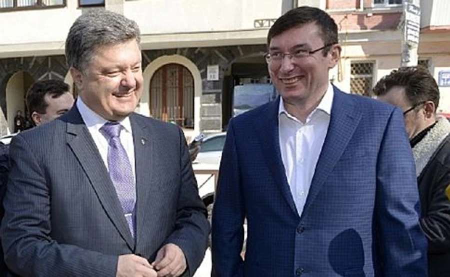 Порошенко блискавично підписав закон під Луценка