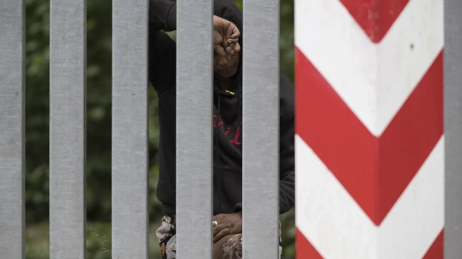 Польские пограничники заметили, что из-под границы Беларуси мигрантов вывозят в сторону РФ