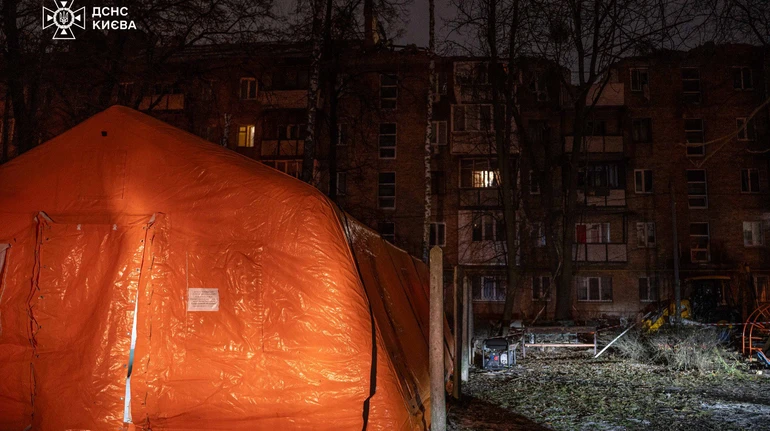 В Киеве почти сутки продолжались спасательные работы после российского обстрела