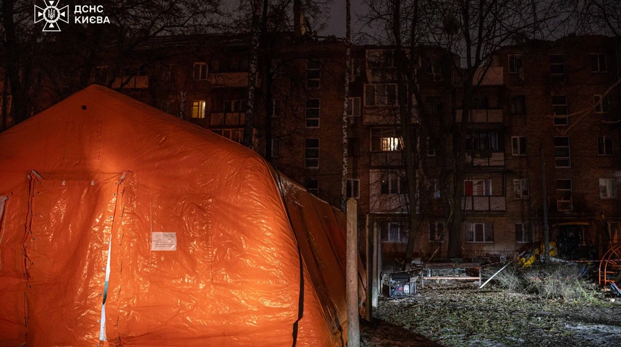 В Киеве почти сутки продолжались спасательные работы после российского обстрела