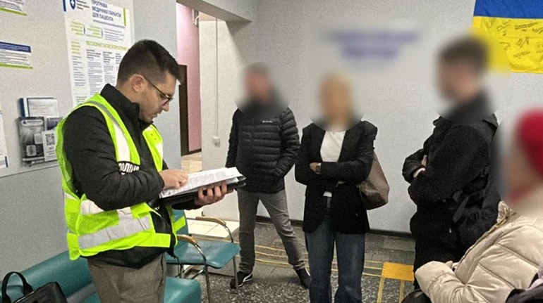 Обшуки по всій Україні: поліція викрила десятки схем із медичними послугами