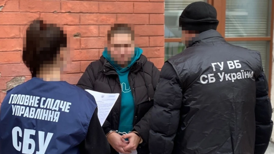 Мошенница выманила почти миллион гривен у женщины, обещая вернуть из плена защитника Азовстали