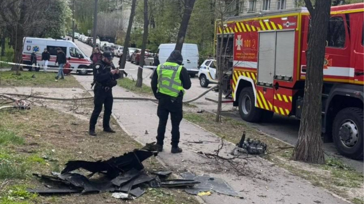 Десяток авто пошкоджено внаслідок атаки дронів на Київ, 2 людей постраждали – дані поліції