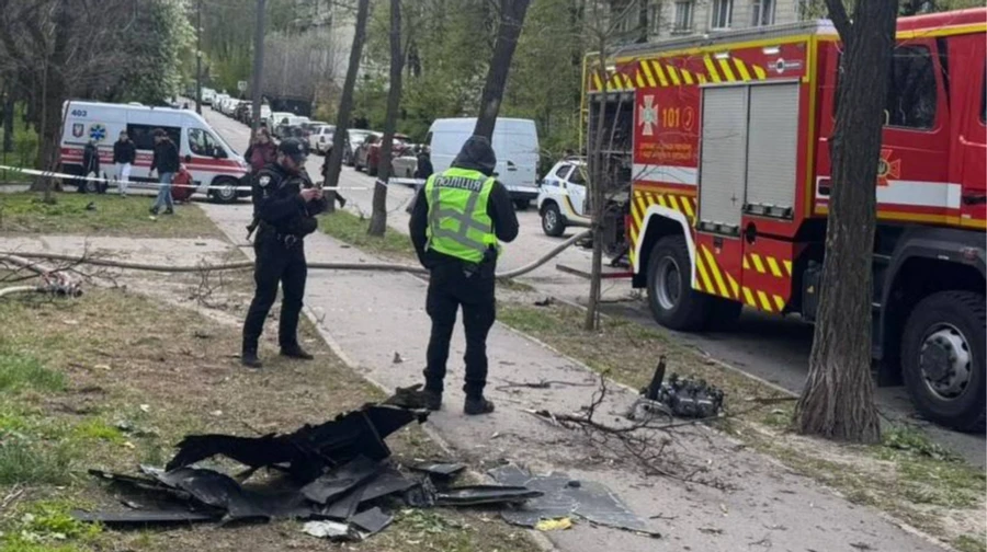 Десяток автомобилей повреждено в результате атаки дронов на Киев, 2 человека пострадали – полиция