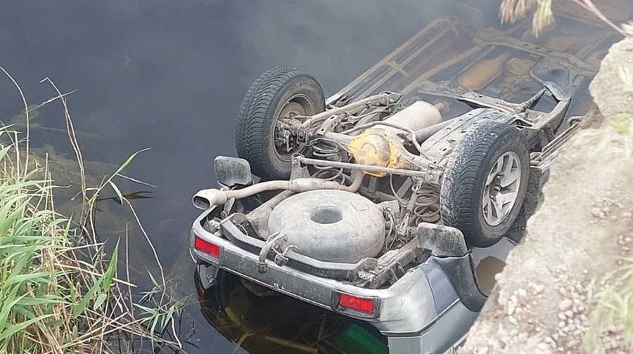 На Миколаївщині авто з'їхало з мосту в воду: постраждали 4 дітей і 2 дорослих
