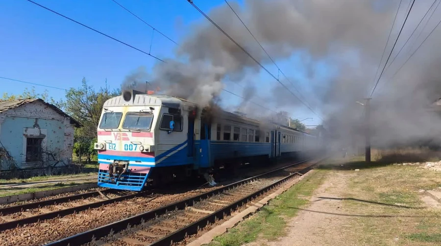 Росіяни вдарили по електричці на Харківщині: загинув чоловік, 7 людей поранено