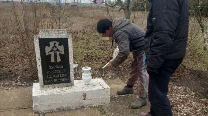 Memorials to Holodomor victims are being demolished in occupied part of Kherson Oblast
