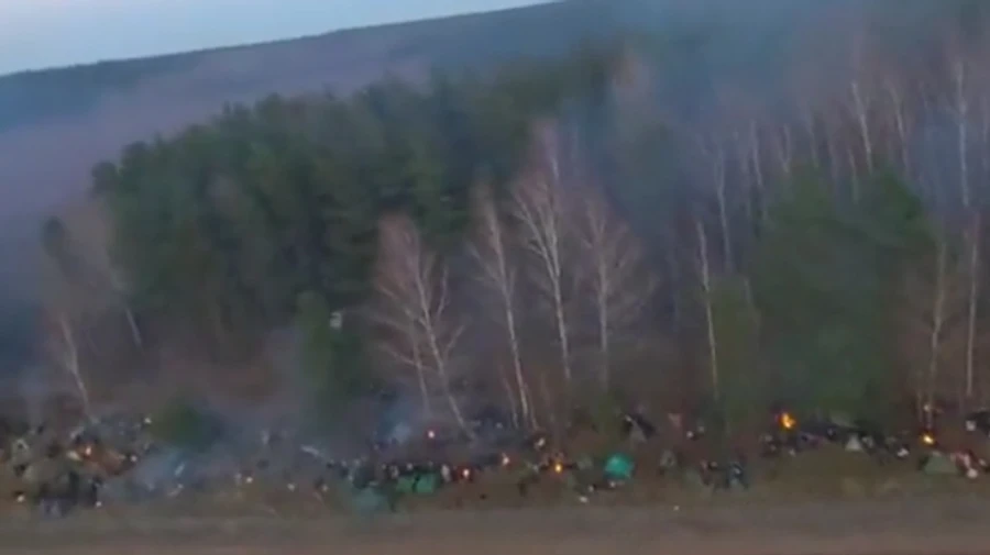 Міноборони Польщі показало великий табір мігрантів поруч з кордоном