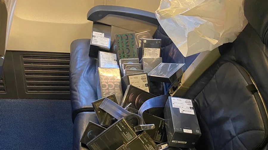 В Борисполе разоблачили схему: бортпроводники прятали девайсы Apple в мусор