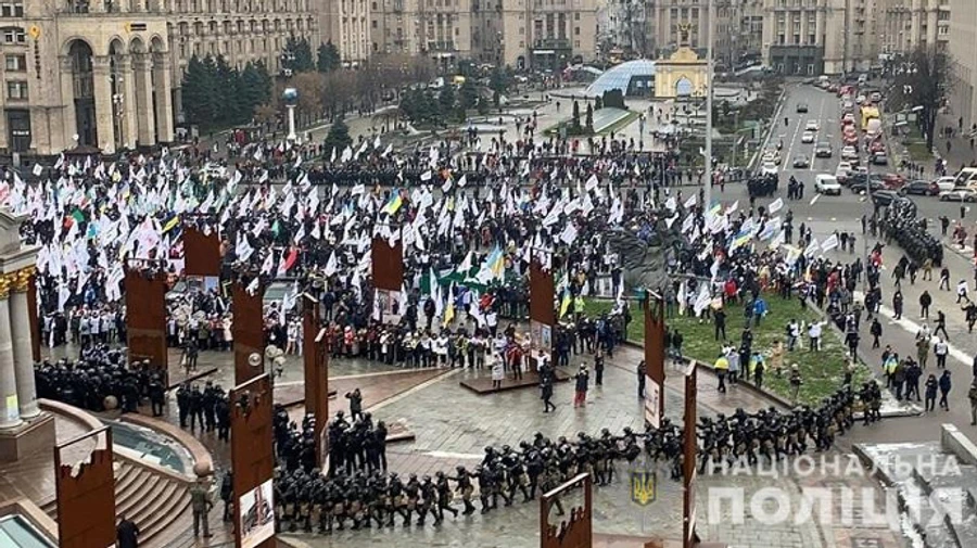 Митингующие хотели установить палатки на Майдане, движение по Крещатику перекрыли