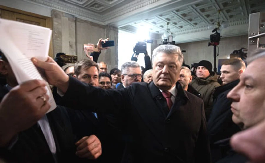 Порошенко и половина его фракции пришли в ГБР