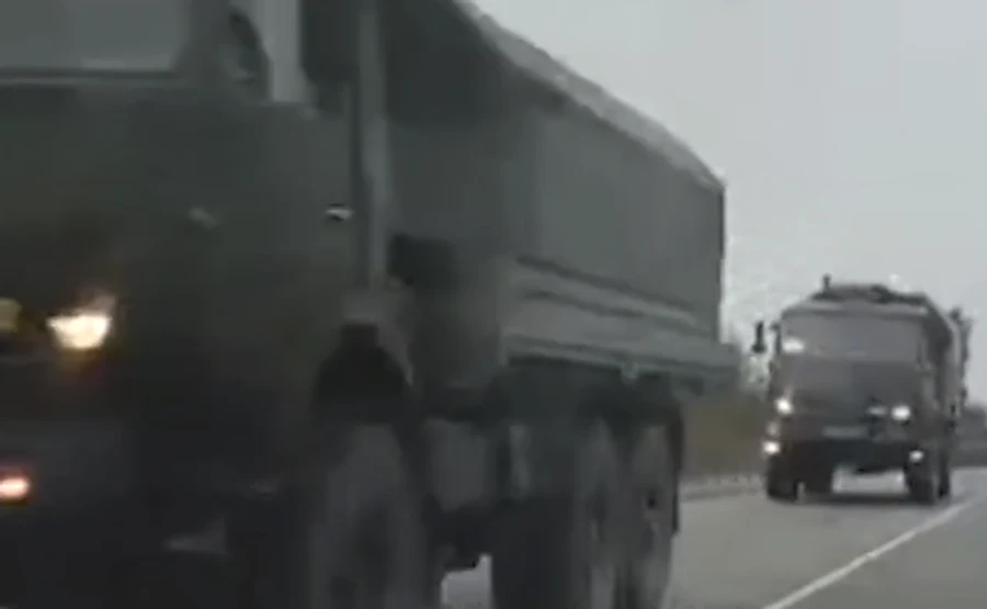 В аннексированный Симферополь едет большая колонна российской военной техники