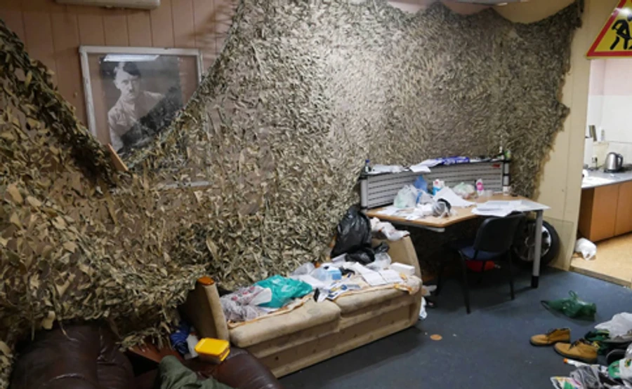 Полиция поехала искать бунтарей из-под ГПУ, а там офис с Гитлером