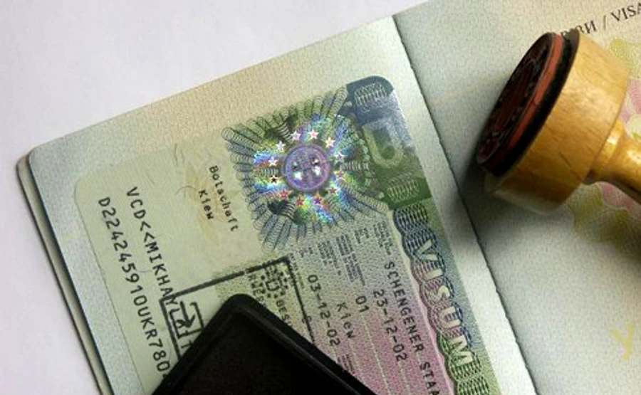 ЕК официально предлагает отменить визы Украине